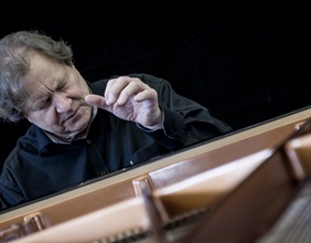 Roland Batik am Klavier