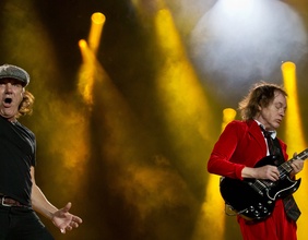  Angus Young und Brian Johnson auf der Bühne.