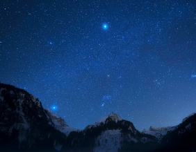 Ein Sternenhimmel über den Bergen