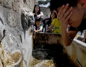 Hitze in Rom: Erfrischendes Brunnenwasser