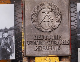 Altes Schild "Deutsche Demokratische Republik"