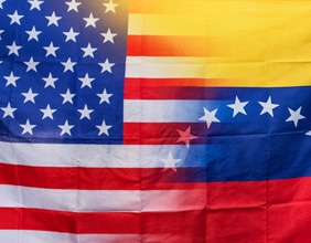 US-Fahne und Fahne von Venezuela gemischt