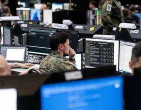 Locked Shields, Militärpersonen vor Rechnern