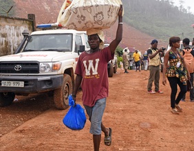 Menschen auf der Straße in der Hauptstadt von Sierra Leone, Freetown