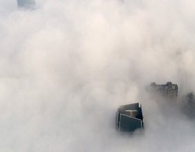 Nebel über Wolkenkratzer
