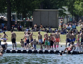 Besucher des Strandbad Gänsehäufel in Wien-Donaustadt