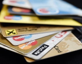 Kreditkarten und Bankomatkarten in einer Geldbörse