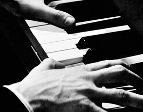 Männerhände spielen Klavier