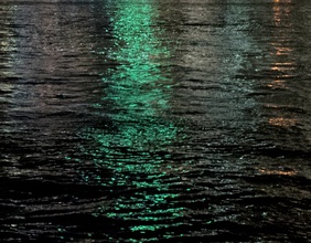 Lichtspiegelung auf nächtlichem Fluss