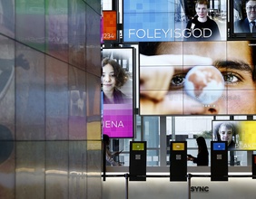Screens neben einem Samsunggebäude in Südkorea