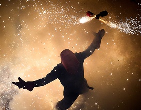 Mann mit Funken, Feuerfunken, Feuerwerk