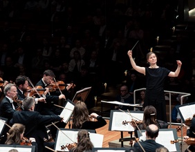 Mirga Gražinytė-Tyla dirigiert die Berliner Philharmoniker