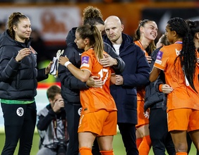Niederländische und Polnische Frauenmannschaft Fussball
