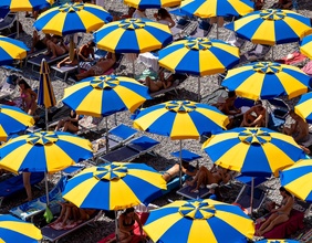 Ein Strand mit vielen Sonnenschirmen an der Amalfiküste