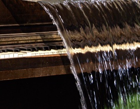 Ein Klavier hinter einer Wasserfontäne