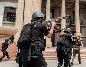 Polizeikommando vor der Provinzversammlung des Punjab in Lahore
