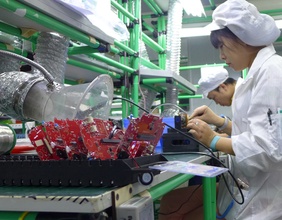 Arbeiterinnen bauen Elektronik zusammen