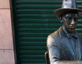 Statue von Fernando Pessoa