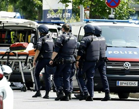 Polizei und Rettung in Graz auf der Straße nach Amoklauf in Schule