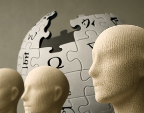 Gesichtslose Schaufensterpuppen mit Wikipedia-Puzzle-Ball im Hintergrund, Erstellt mit Hilfe von ChatGPT (DALL·E von OpenAI)