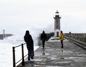 Vier Männer an der Küste bei einem Leuchtturm