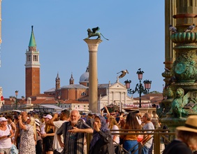 Überfüllter Markusplatz in Venedig