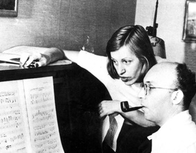 Lotte Lenya und Kurt Weill am Klavier