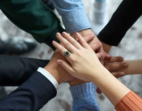 Hände übereinander