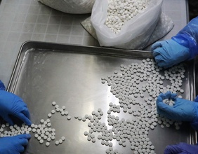 Pillen werden auf einem Tablett sortiert.