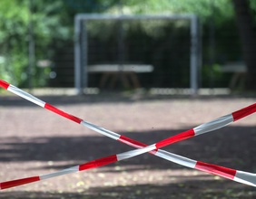 Absperrband vor Fußballplatz