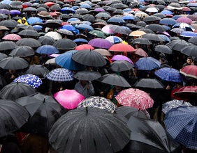 Menschenmenge unter Regenschirmen