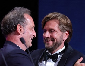 Zwei Mäner umarmen sich lachend: Vincent Lindon und Ruben Ostlund