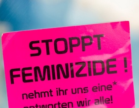 "Stoppt Feminizide"-Aufkleber