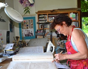 Isabelle Russo bei ihrer Arbeit (Buchrestauration)