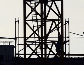 Bauarbeiter auf Gerüstturm