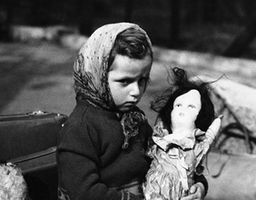 Mädchen mit Puppe, 1945