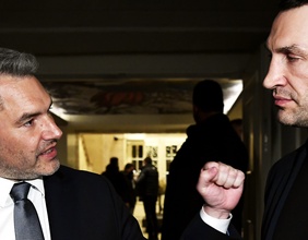 Bundeskanzler Karl Nehammer (ÖVP) und der frühere Box-Weltmeister und Bruder des Bürgermeisters von Kiew, Wladimir Klitschko.