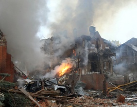 Zerstörte Straßenzeile in der Kiewer Region, Ukraine