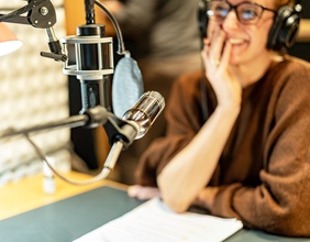 Silvia Meisterle und Mikrofon, Hörspiel "Nachtflug"