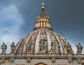 Die Kuppel des Petersdoms in Rom