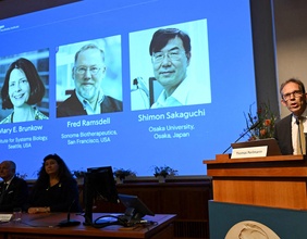 Thomas Perlmann verkündet die Gewinnerinnen des Medizin-Nobelpreises