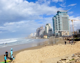 Hochhausbaustellen am Strand von Tel Avivi