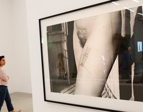 Aktfoto in einer Ausstellung