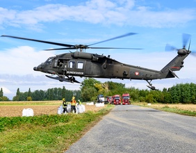 PICTUREDESK.COM/FOTOKERSCHI/WERNER KERSCHBAUMMAYR Ein S-70 "Black Hawk" unterstützt in der Marktgemeinde Atzenbrugg, Bezirk Tulln, bei der Sicherung eines brechenden Damms