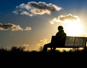 Einsame Person auf einer Bank