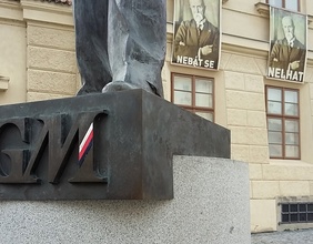 Tomáš Garrigue Masaryks Motto ist im Hintergrund auf den Bildern an der Mauer zu sehen: Keine Angst haben. Nicht lügen. Nicht stehlen