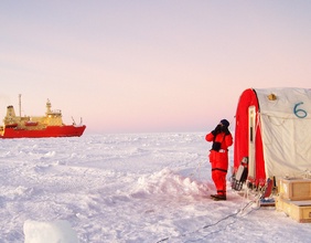 Forschungsfahrt in die Antarktis, Versorgungszelt