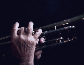 Ein Jazzmusiker hält eine Trompete