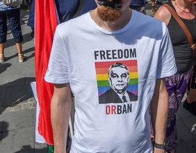 Anti-Orban-T-Shirt auf einer Demonstration in Ungarn
