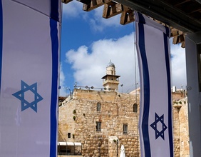 Israelische Flaggen in der Nähe der Klagemauer